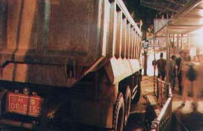 ミョンドンの工事現場に止まっていたトラック（韓国・ソウル）